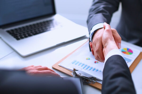 Close-up image of a handshake symbolizing partnership, emphasizing selecting IT support service providers