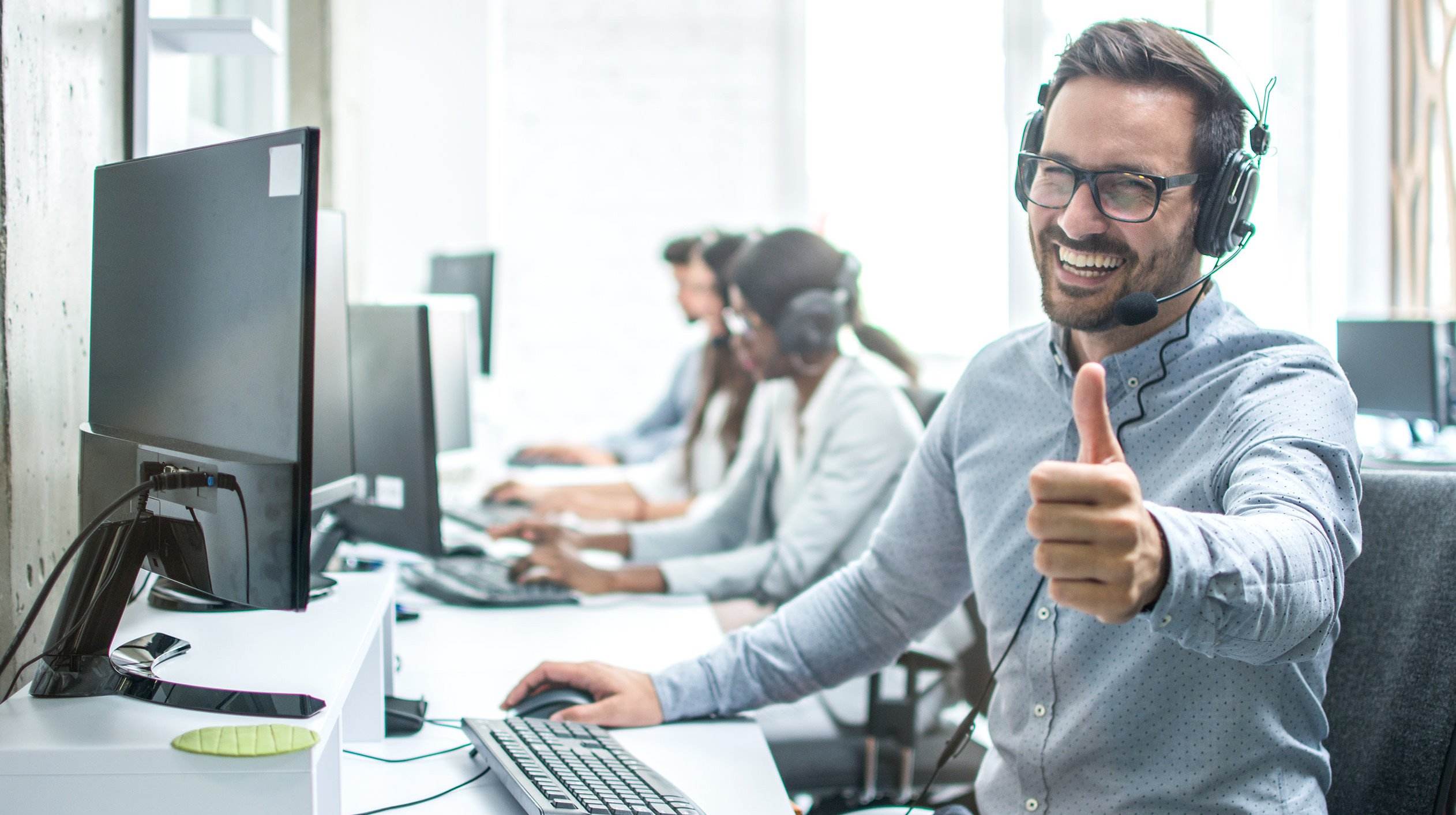 IT Support Desk support in Hong Kong doing a thumbs up after successfully providing remote support