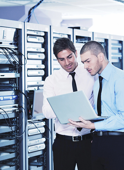EIRE Systems’ Wi-Fi Design Services in Japan 2 IT engineers using Ekahau tools for a Wi-Fi site survey in a Japanese office, ensuring optimal network design and strong wireless connectivity