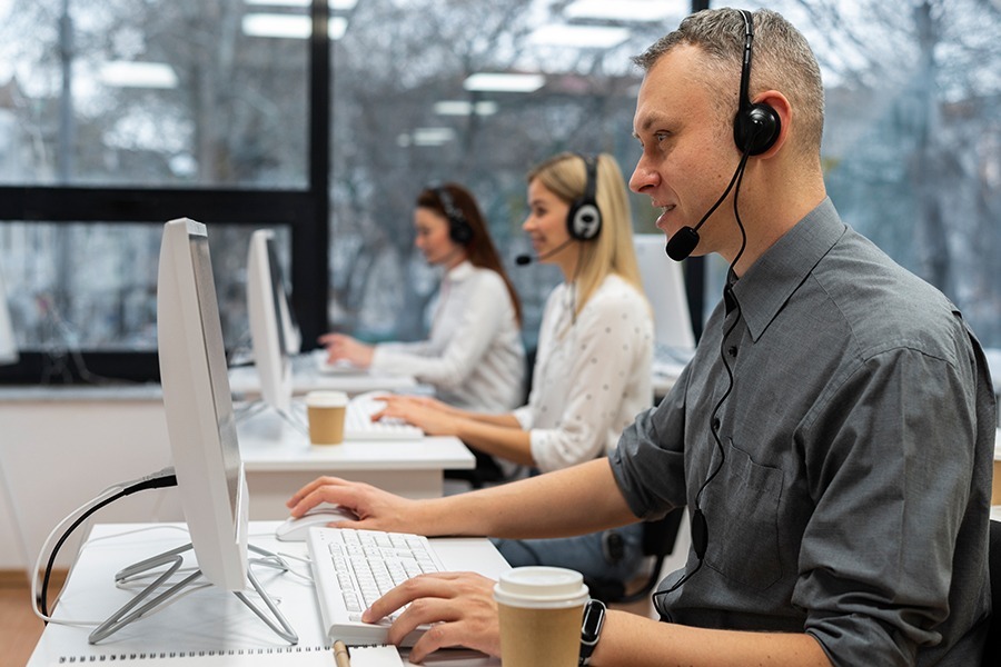 Media IT support helpdesk team It specialist providing concierge support services