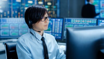 In the Network Operations Center Trader Makes Personal Client Ca セキュリティ評価・
コンサルティングのイメージ